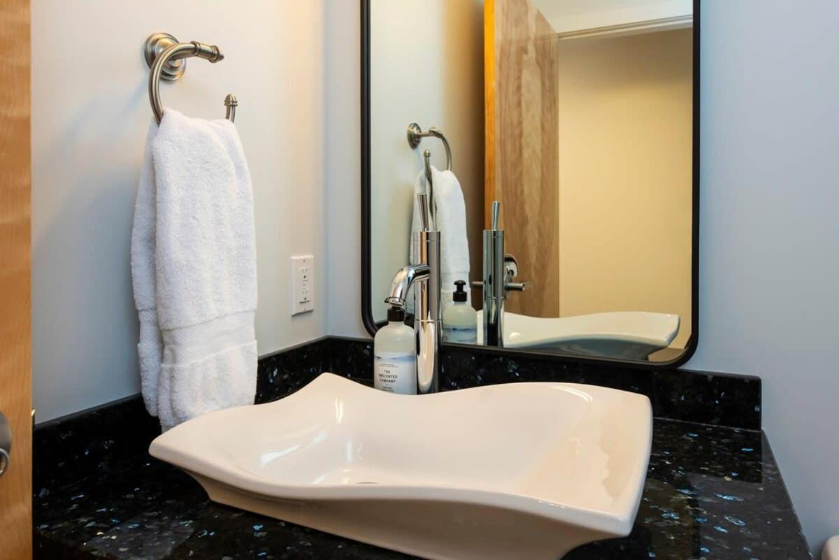 Willa Nn - The Flame - Downtown 1-Bed 2-Bath Whitehorse Zewnętrze zdjęcie