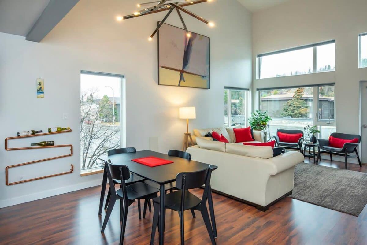Willa Nn - The Flame - Downtown 1-Bed 2-Bath Whitehorse Zewnętrze zdjęcie