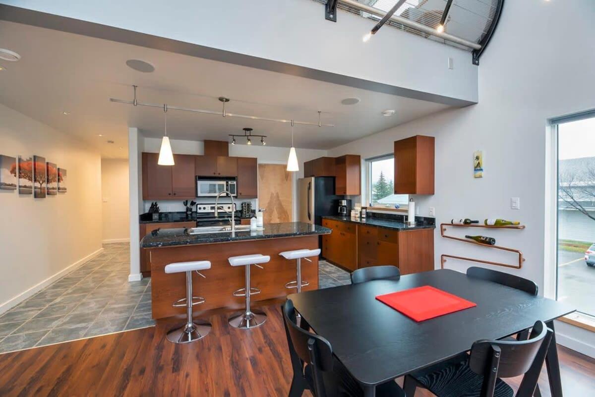 Willa Nn - The Flame - Downtown 1-Bed 2-Bath Whitehorse Zewnętrze zdjęcie