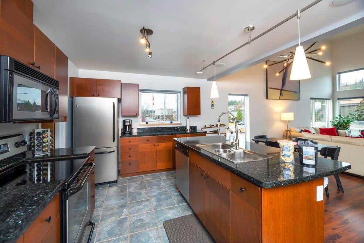 Willa Nn - The Flame - Downtown 1-Bed 2-Bath Whitehorse Zewnętrze zdjęcie