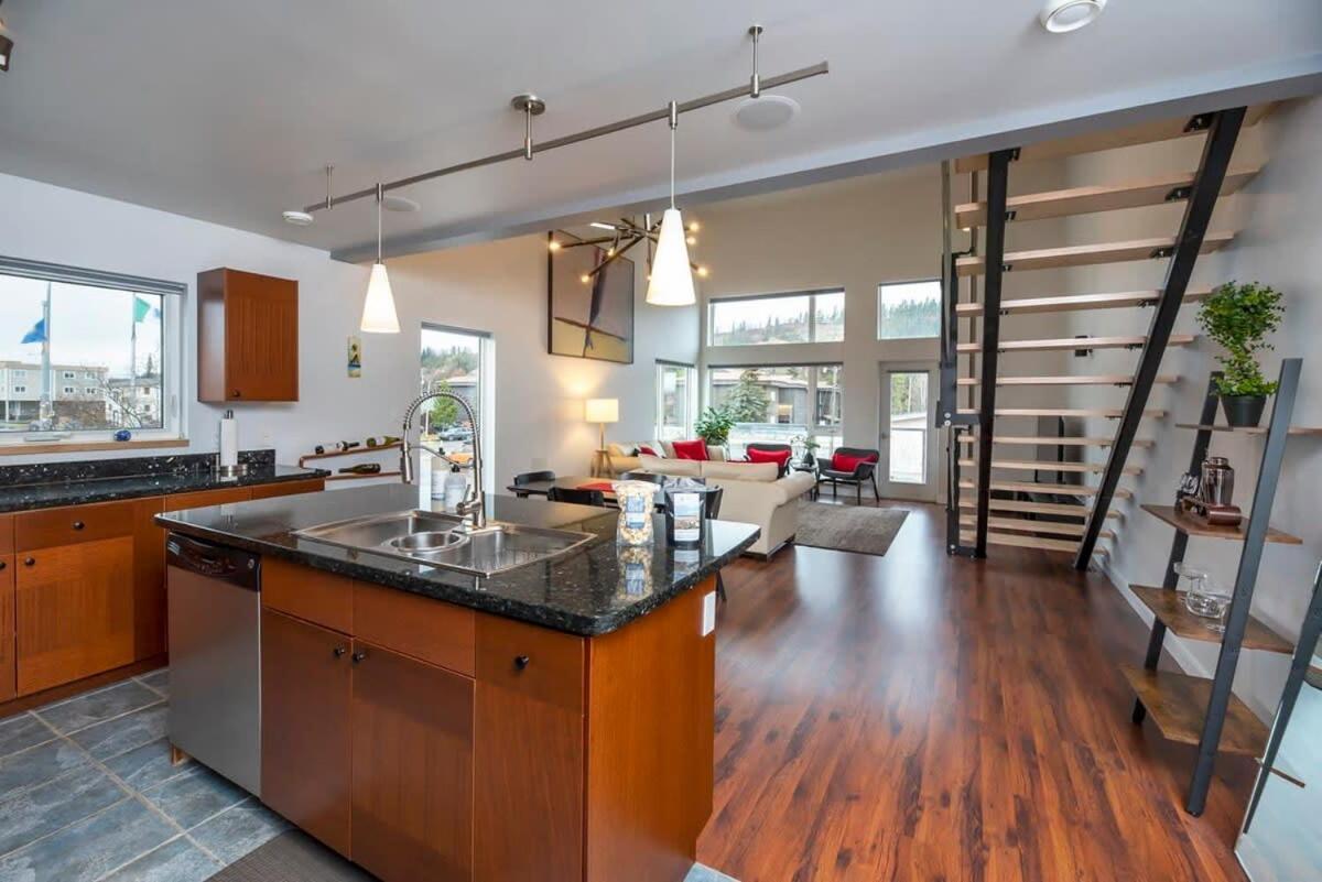 Willa Nn - The Flame - Downtown 1-Bed 2-Bath Whitehorse Zewnętrze zdjęcie
